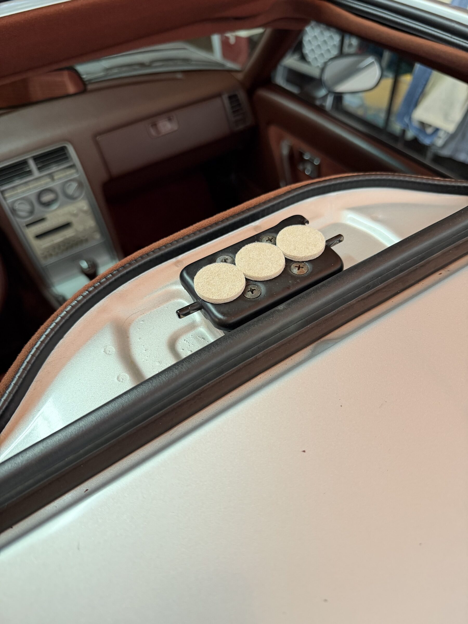 Three felt pads applied to the top seat