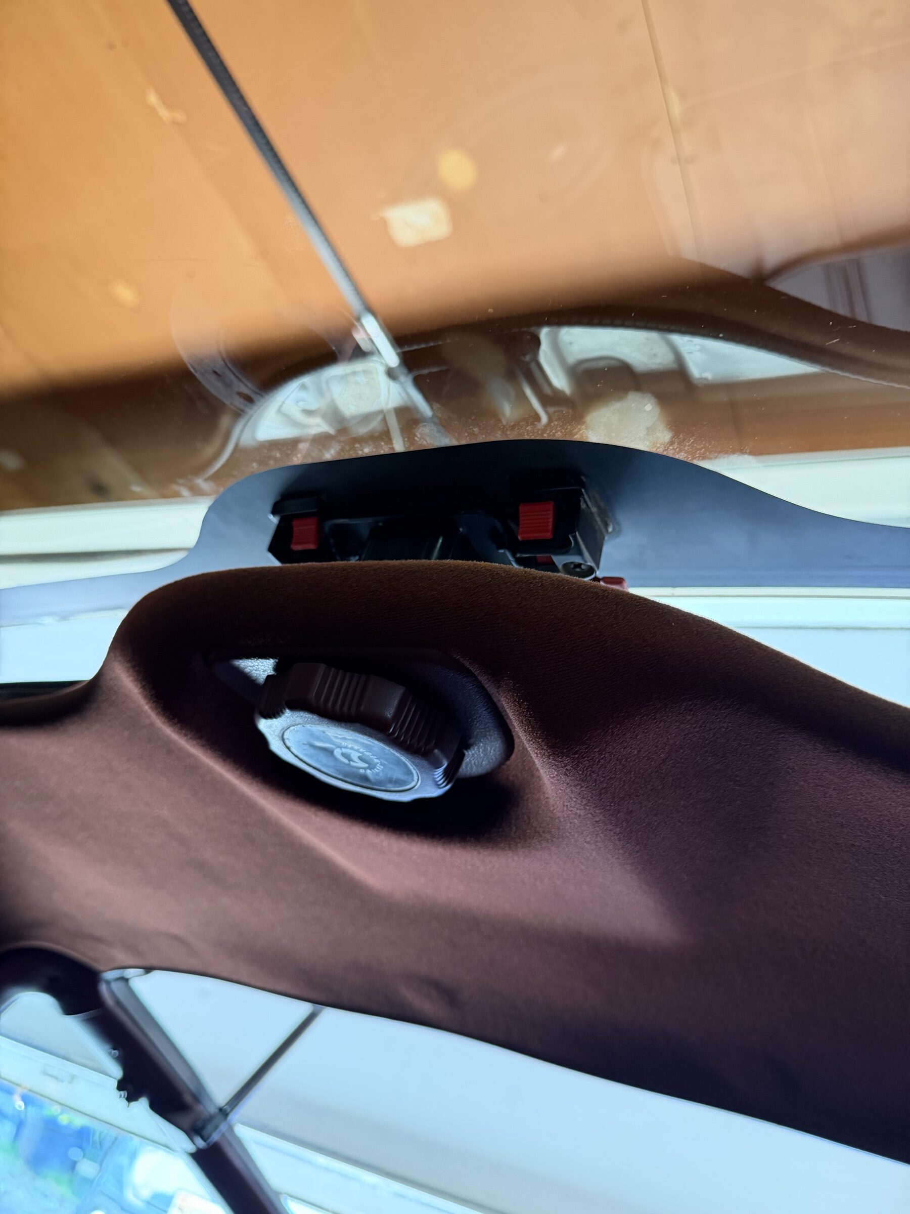 Interior view of the spinner knob through the headliner